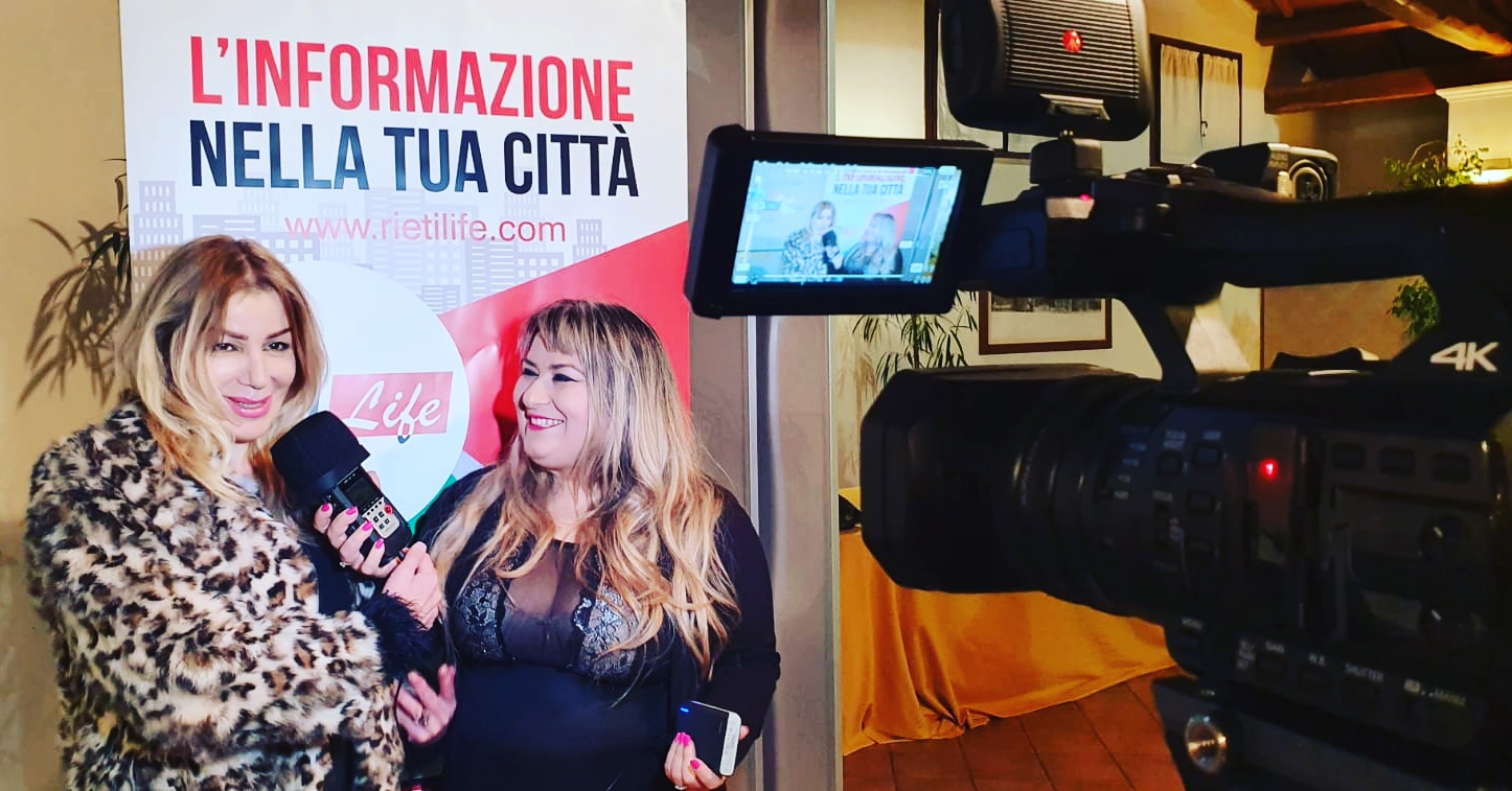 In DIRETTA... Emanuela Petroni presenta ANIME di CARTA in TV
